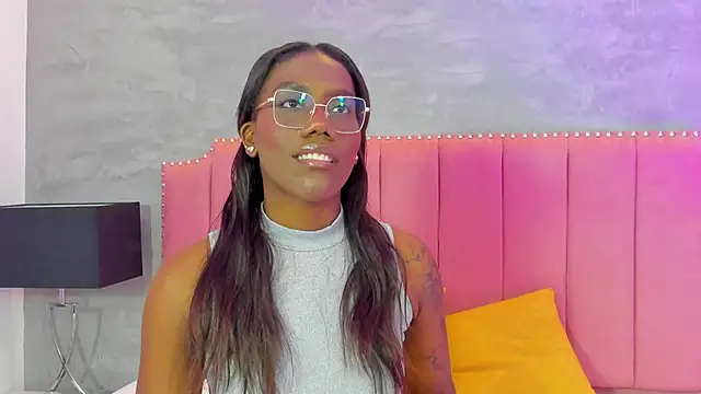 Alaia Colins online show from 8, 11, 2025