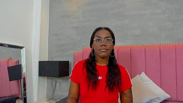 Alaia Colins online show from 26, 11, 2025