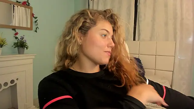 Snapshot of alaia_greyy chatting on 4, 2, 2025 alaia greyy online show from 4, 2, 2025