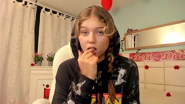 Snapshot of alaia_greyy chatting on 18, 2, 2025 alaia greyy online show from 18, 2, 2025