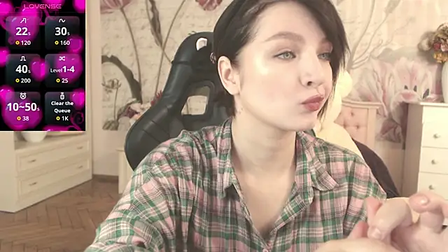 Snapshot of BritneyBarker chatting on 6, 10, 2025 BritneyBarker online show from 6, 10, 2025