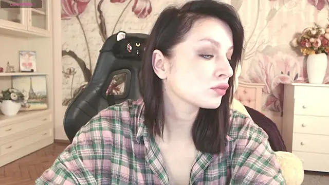 Snapshot of BritneyBarker chatting on 13, 10, 2025 BritneyBarker online show from 13, 10, 2025