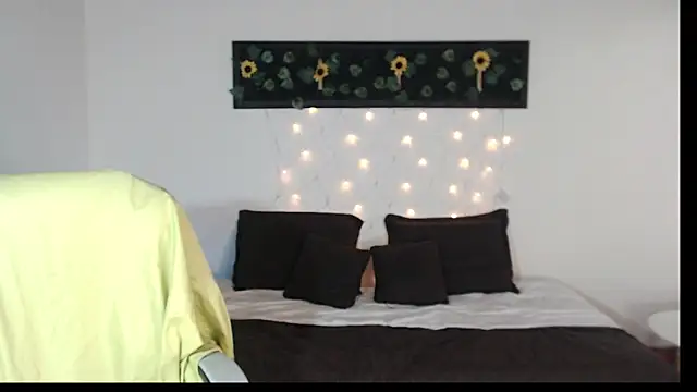 saray  jones online show from 12, 2, 2025