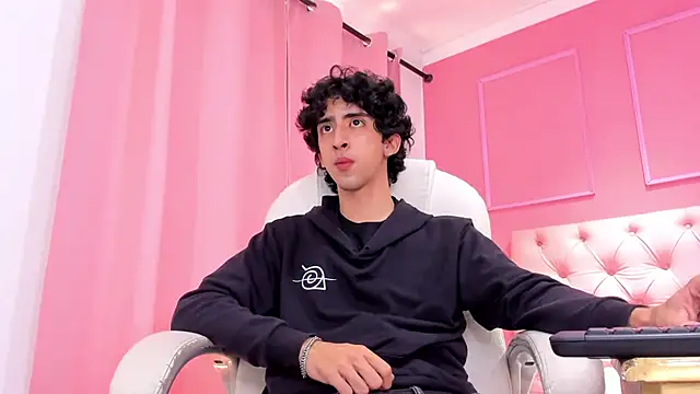 Snapshot of Alezzandro_ chatting on 4, 2, 2025 Alezzandro online show from 4, 2, 2025