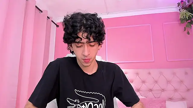 Snapshot of Alezzandro_ chatting on 5, 2, 2025 Alezzandro online show from 5, 2, 2025