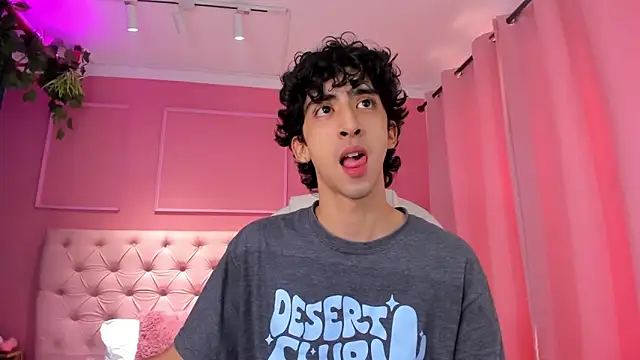 Snapshot of Alezzandro_ chatting on 8, 2, 2025 Alezzandro online show from 8, 2, 2025