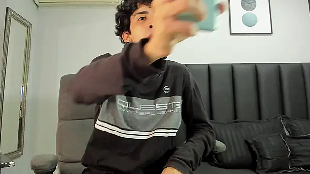 Snapshot of Alezzandro_ chatting on 14, 2, 2025 Alezzandro online show from 14, 2, 2025