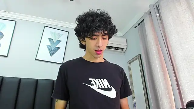 Snapshot of Alezzandro_ chatting on 19, 2, 2025 Alezzandro online show from 19, 2, 2025