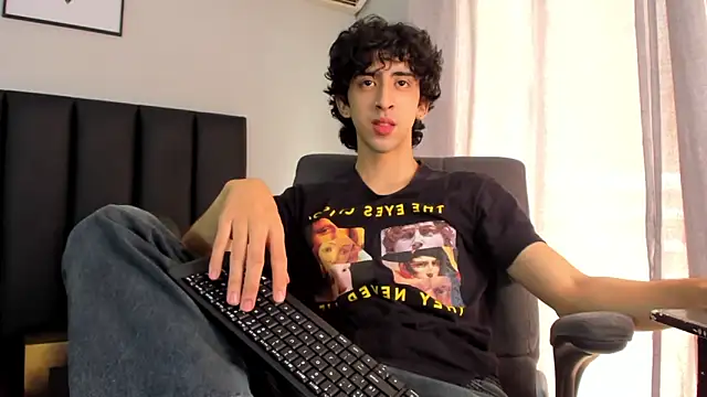 Snapshot of Alezzandro_ chatting on 27, 2, 2025 Alezzandro online show from 27, 2, 2025