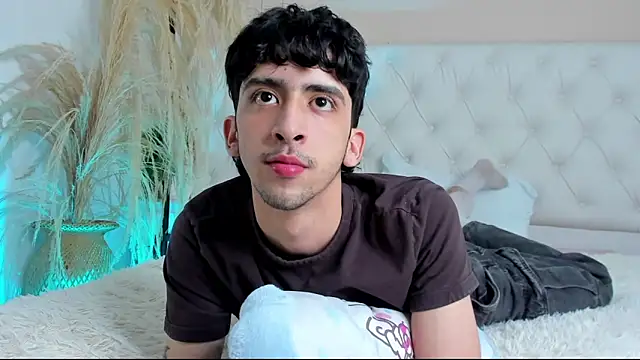 Snapshot of Alezzandro_ chatting on 8, 10, 2025 Alezzandro online show from 8, 10, 2025