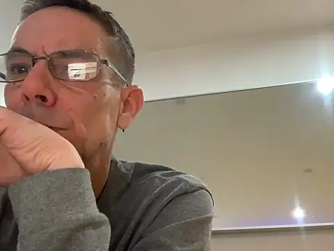 Snapshot of Kenhornu chatting on 17, 12, 2025 Kenhornu online show from 17, 12, 2025