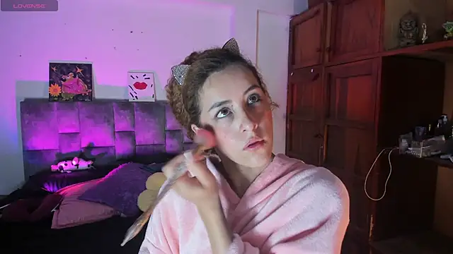 Snapshot of Isangel_ chatting on 6, 10, 2025 Isangel online show from 6, 10, 2025