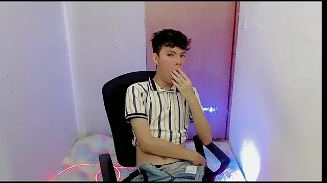 Snapshot of Alexxx_lov chatting on 3, 2, 2025 Alexxx lov online show from 3, 2, 2025