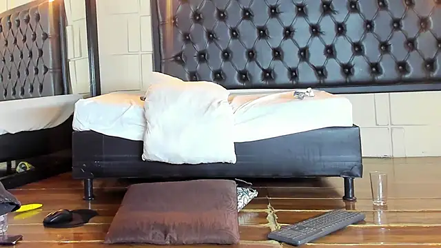 SamanthaMilann online show from 22, 3, 2025