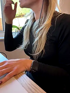 Phoebe Lily online show from 24, 11, 2025