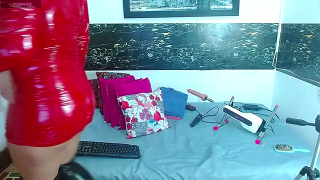 hornny cougar online show from 16, 4, 2026