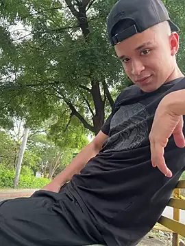 Snapshot of arevalo1124 chatting on 13, 11, 2025 arevalo1124 online show from 13, 11, 2025