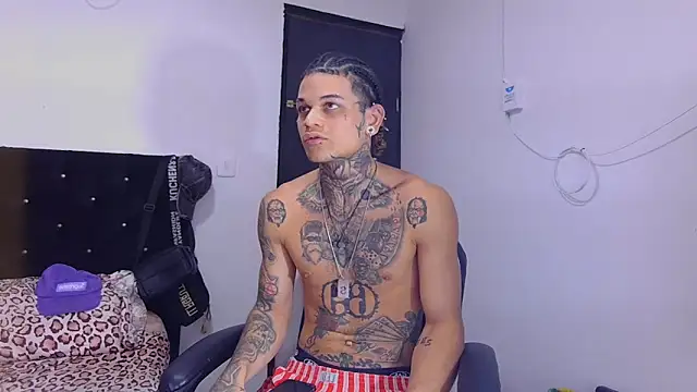 Snapshot of hot_man05 chatting on 28, 10, 2025 hot man05 online show from 28, 10, 2025