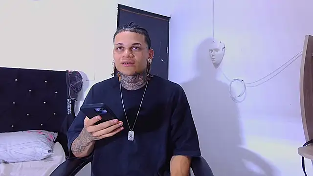 Snapshot of hot_man05 chatting on 14, 11, 2025 hot man05 online show from 14, 11, 2025