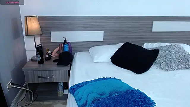 Liiamthompson online show from 15, 12, 2025