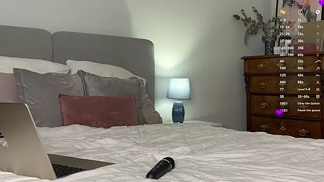 WhiteAnni online show from 3, 10, 2025