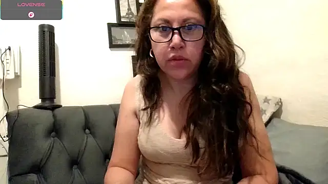 MirandaLatinaLovely online show from 8, 3, 2026