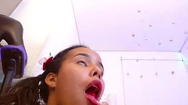 Roxy Stonee online show from 13, 3, 2025