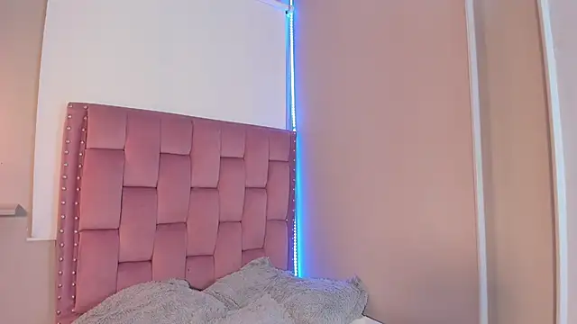 Roxy Stonee online show from 25, 3, 2026