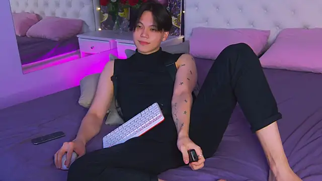 Snapshot of just_gay_ chatting on 8, 3, 2025 just gay online show from 8, 3, 2025