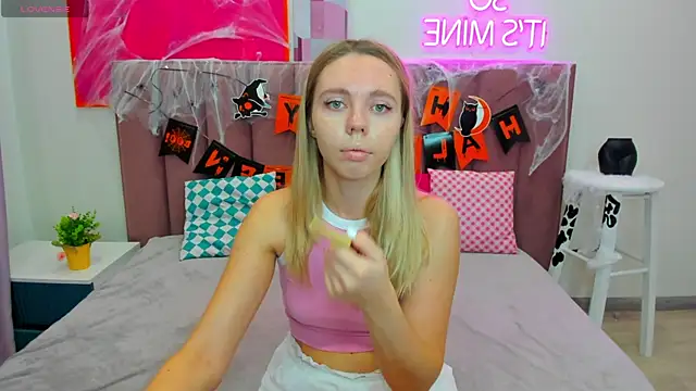 TessaAdorable online show from 29, 10, 2025