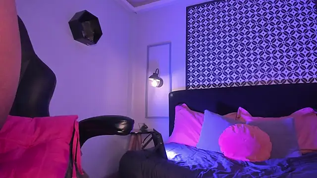 Gigi Strawberry online show from 9, 3, 2025