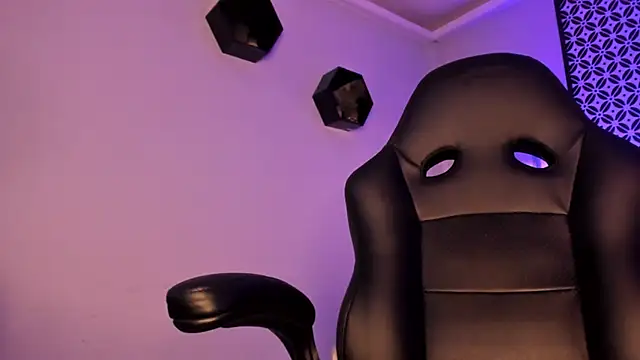 Gigi Strawberry online show from 11, 3, 2025