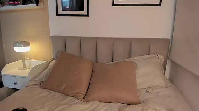 Gigi Strawberry online show from 19, 9, 2025