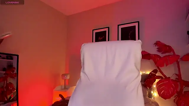 Gigi Strawberry online show from 5, 2, 2026