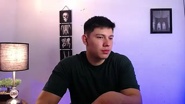 Snapshot of JamesCr_ chatting on 4, 11, 2025 JamesCr online show from 4, 11, 2025