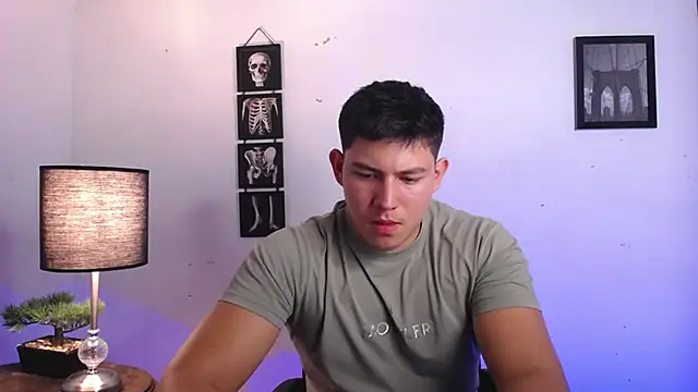 Snapshot of JamesCr_ chatting on 5, 11, 2025 JamesCr online show from 5, 11, 2025