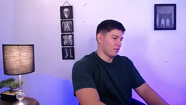 Snapshot of JamesCr_ chatting on 5, 11, 2025 JamesCr online show from 5, 11, 2025