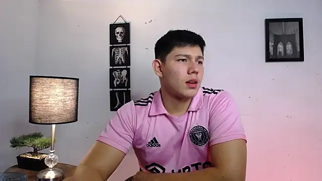 Snapshot of JamesCr_ chatting on 12, 11, 2025 JamesCr online show from 12, 11, 2025