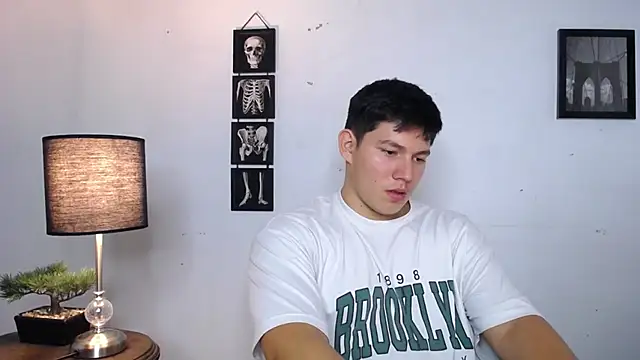 Snapshot of JamesCr_ chatting on 21, 11, 2025 JamesCr online show from 21, 11, 2025