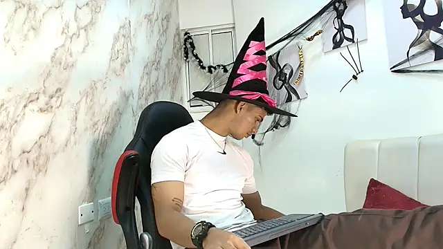 Snapshot of ANDRES_STUD chatting on 20, 10, 2025 ANDRES STUD online show from 20, 10, 2025