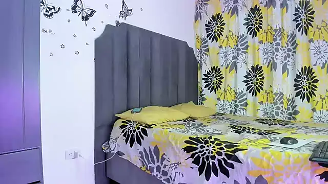 Snapshot of moree_Queen chatting on 12, 11, 2025 moree Queen online show from 12, 11, 2025