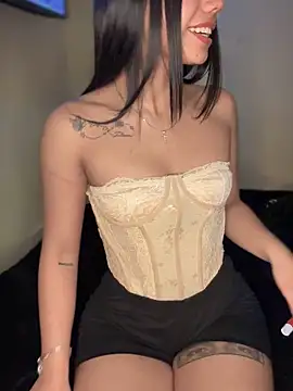 Snapshot of Laura-Khalifa chatting on 18, 10, 2025 Laura-Khalifa online show from 18, 10, 2025