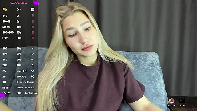 Snapshot of And1sa chatting on 5, 11, 2025 And1sa online show from 5, 11, 2025