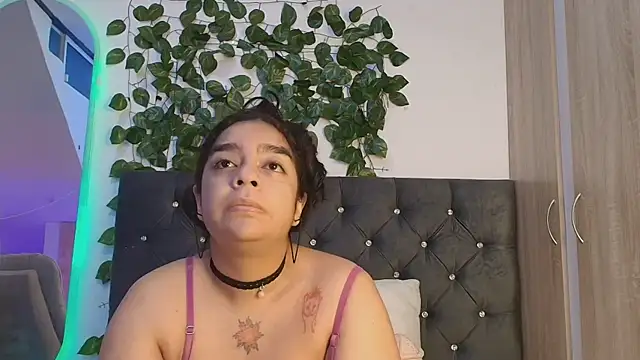 Snapshot of lauravince chatting on 17, 6, 2026 lauravince online show from 17, 6, 2026