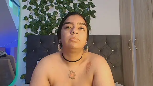Snapshot of lauravince chatting on 27, 6, 2026 lauravince online show from 27, 6, 2026