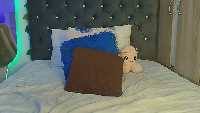 Snapshot of lauravince chatting on 2, 7, 2026 lauravince online show from 2, 7, 2026