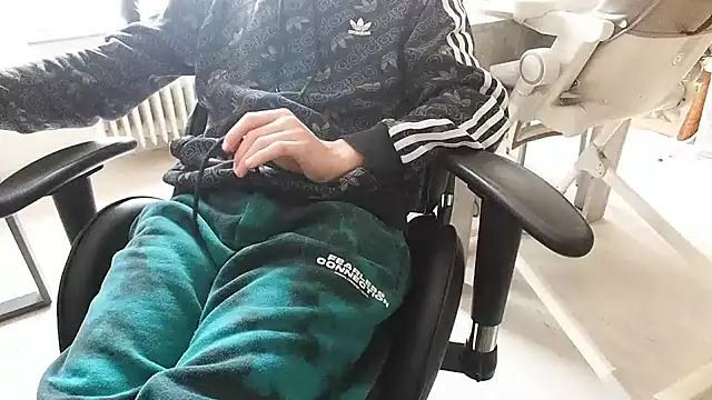 ademandjulia online show from 13, 2, 2026