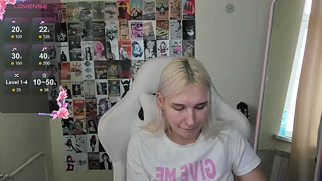 Snapshot of EvelinaLuu chatting on 1, 3, 2026 EvelinaLuu online show from 1, 3, 2026