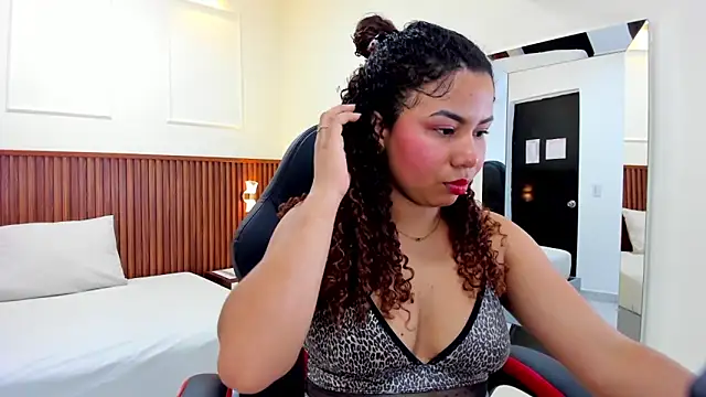 MELINAMARTINS online show from 18, 2, 2025