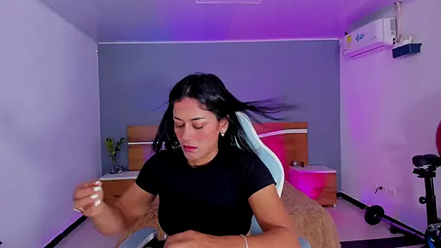 Snapshot of cristal_crossfitx chatting on 21, 5, 2026 cristal crossfitx online show from 21, 5, 2026